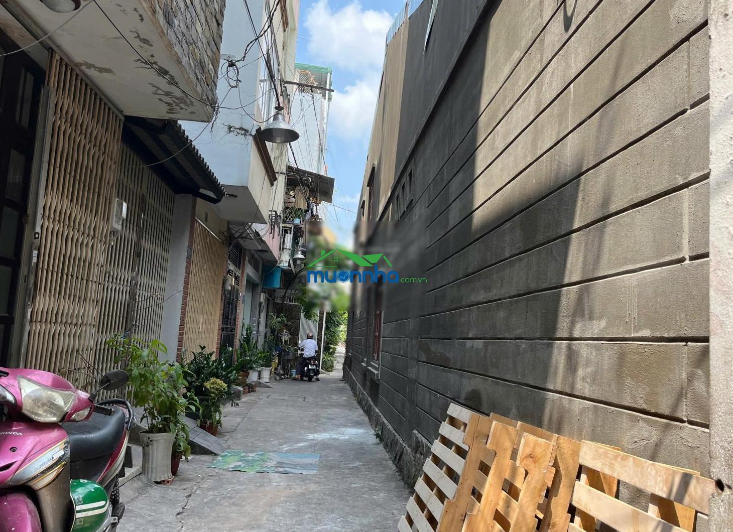Bán nhà quận 10, tổng diện tích đất 121,8m2. nhà ba mặt tiền, không tường chung, cửa sổ 4 mặt nhà