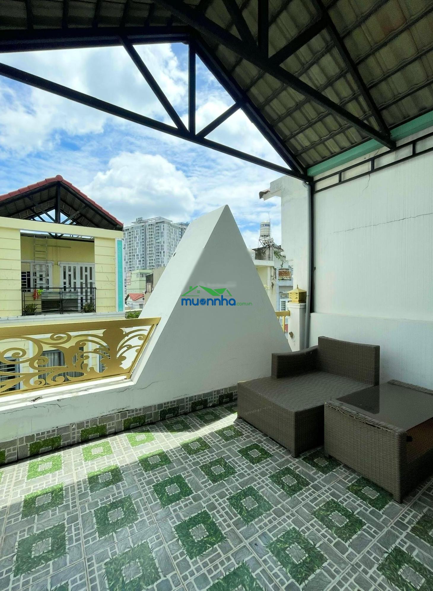 Nhà 4 tầng đường 8m ngay cổng đinh thị thi, vạn phúc city, cách mấy bước chân