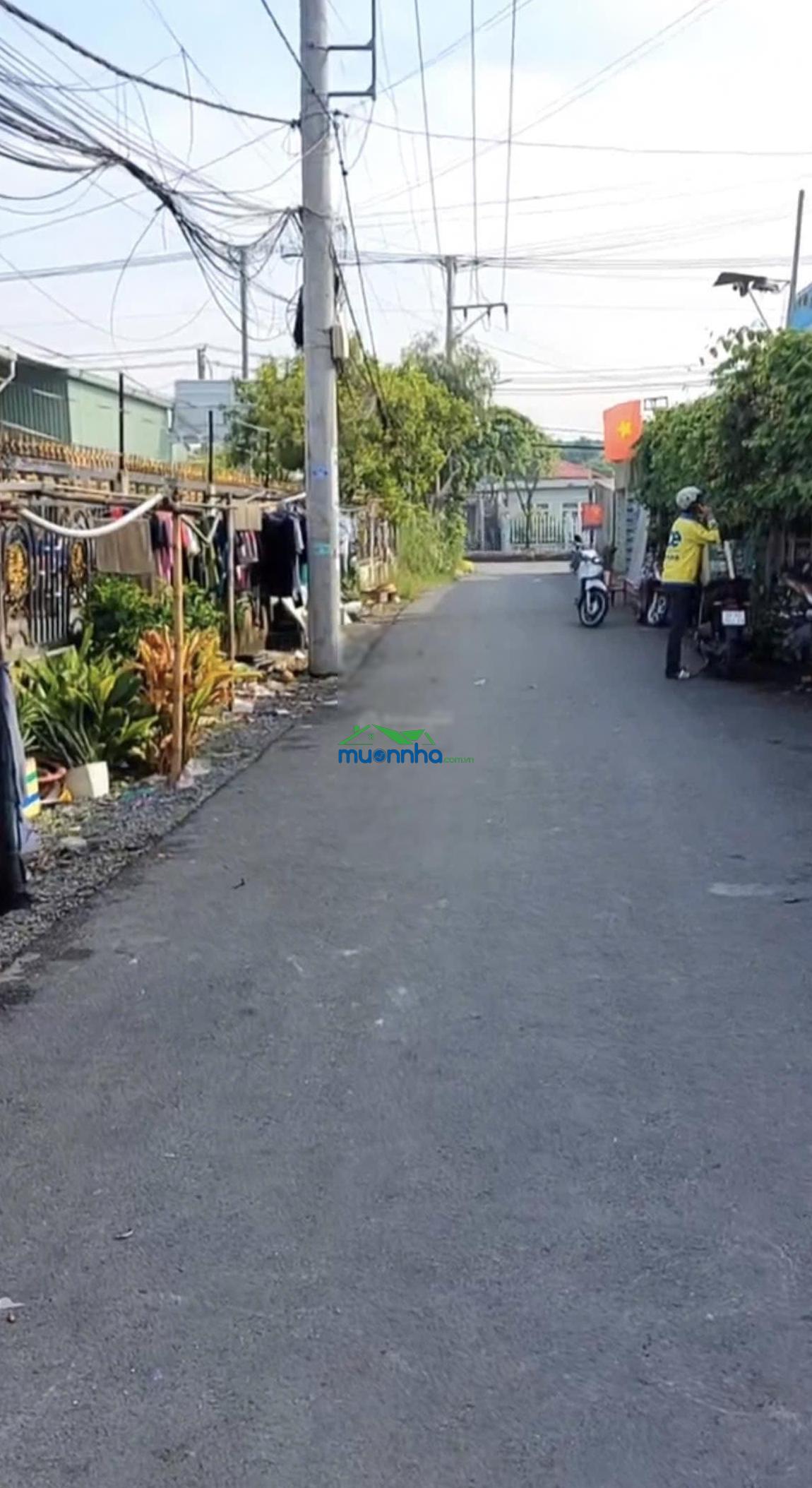 Nhà 42m2 mt đường nhựa lô 2, sổ hồng riêng