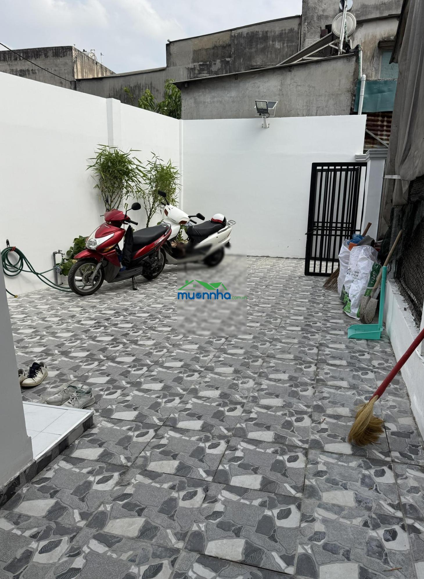 Nhà sát quốc lộ 13 cần ra để giải quyết việc gia đình - 4