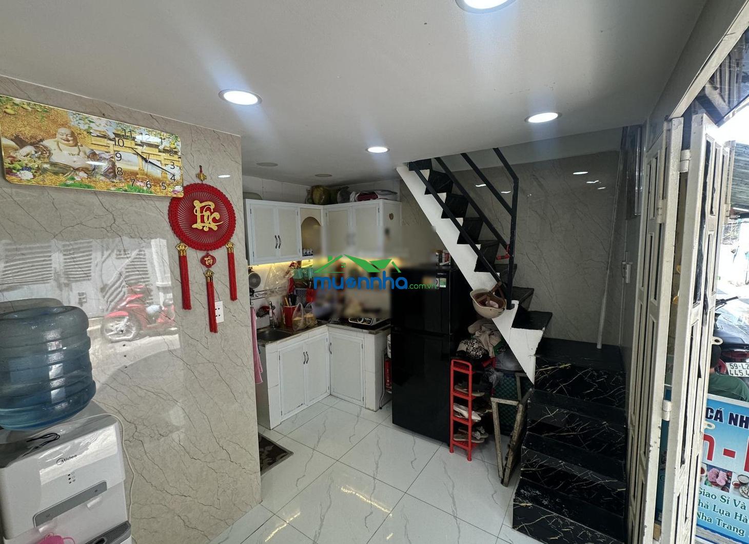 Nhà chính chủ cần bán tại phạm hùng ngay hồ bơi hoà bình