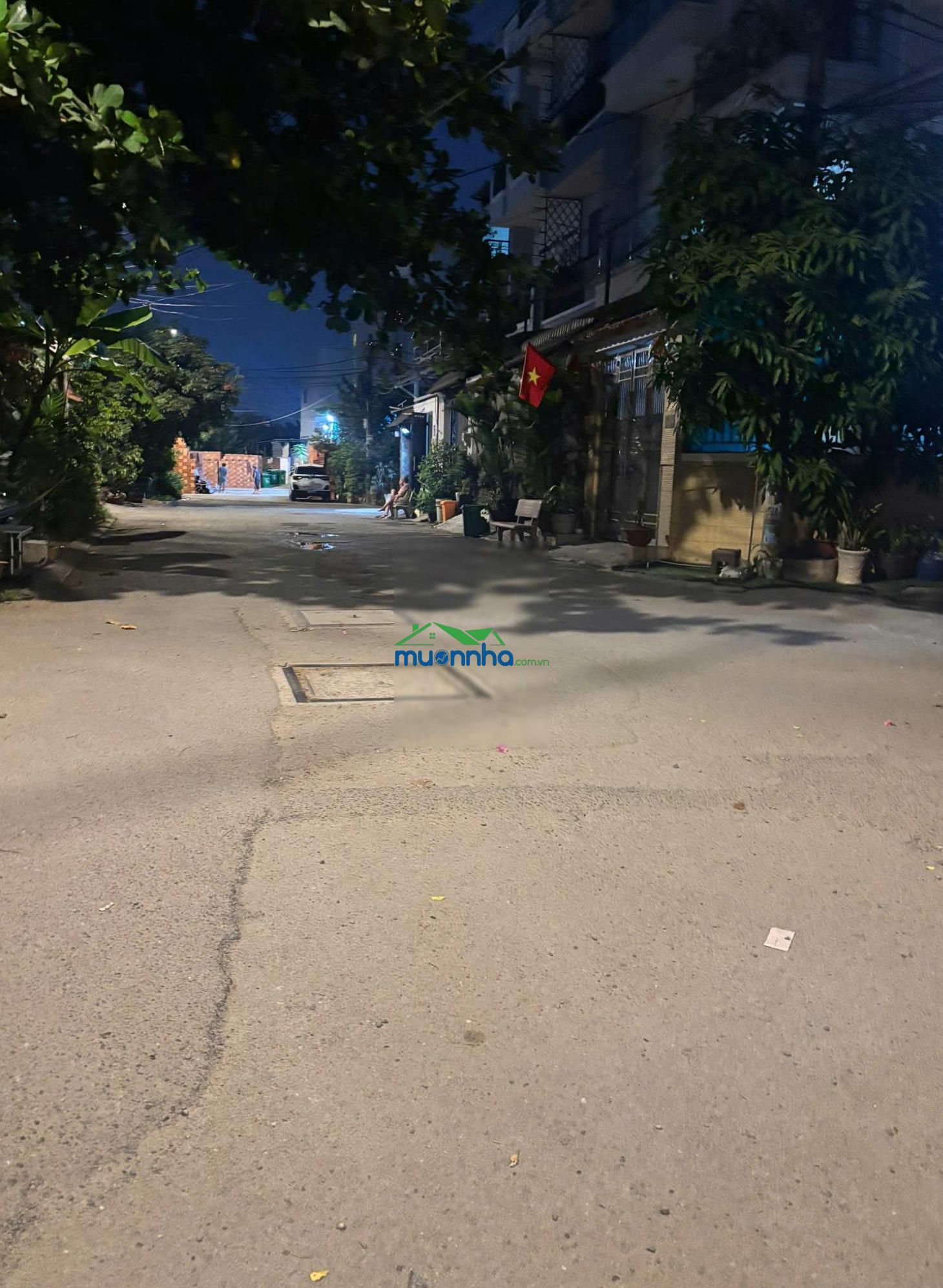 Gấp nhà tăng nhơn phú b, sân đỗ oto, đường 8m, 4 tầng, gần vincom q9- 6 tỷ