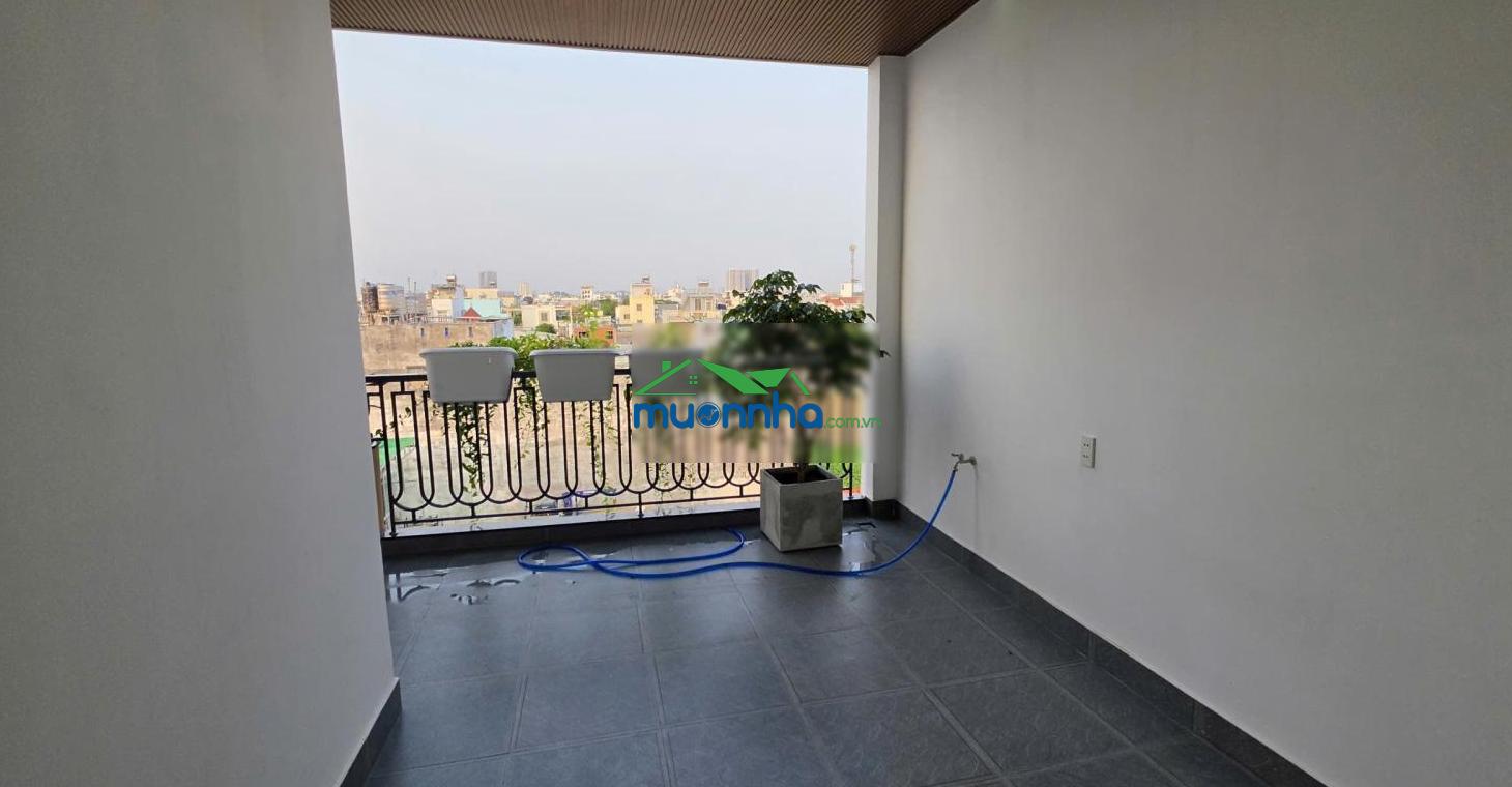 Nhà ngay ngã tư ga ngang 5m có thang máy - 7.4 tỷ
