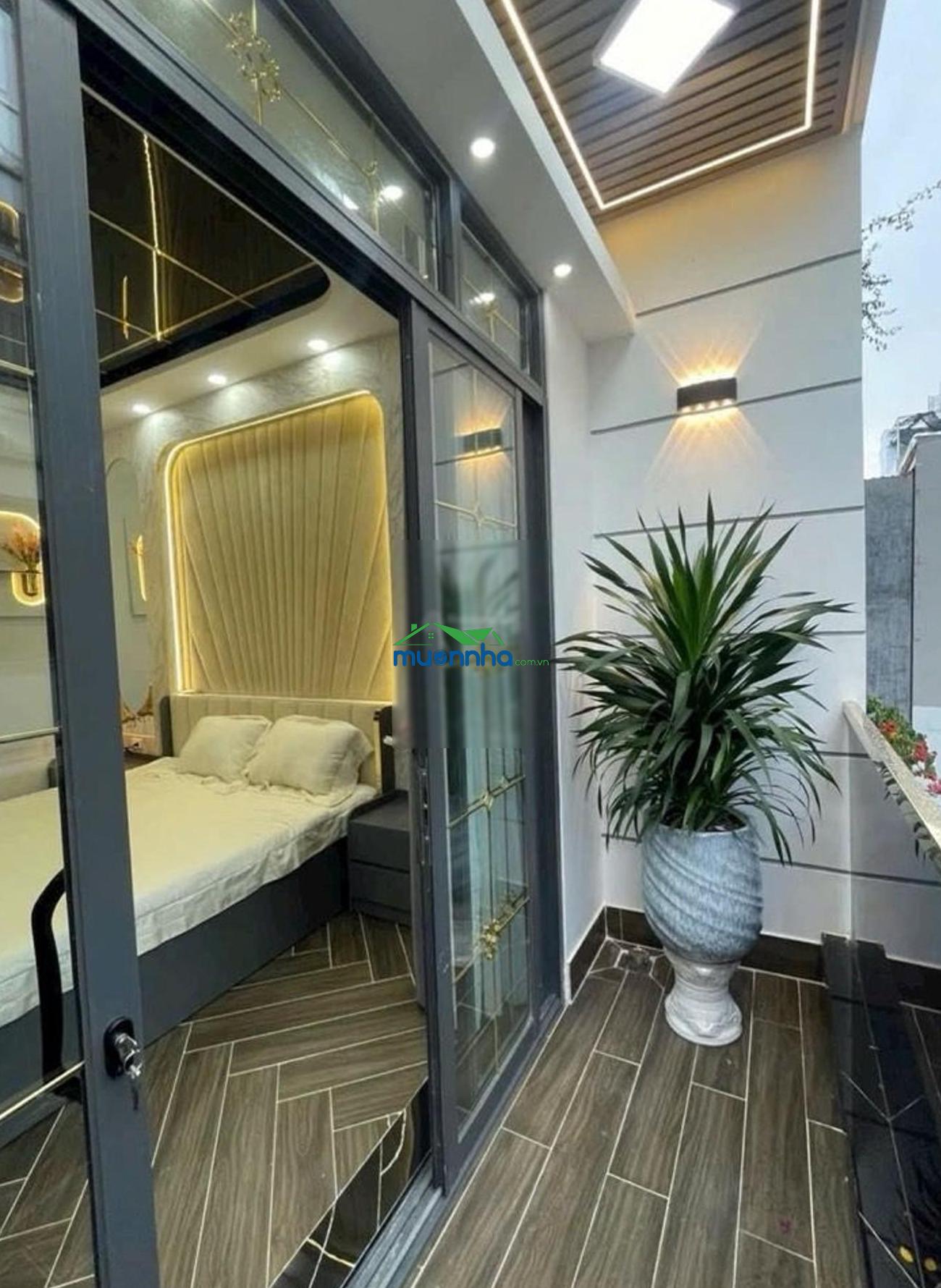 Nhà 4 tầng, 4 phòng ngủ lê văn lương, xe hơi đổ cửa, sân thượng