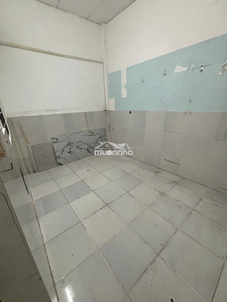 P lâu 2,cưa số vệ sinh trong phòng, chợ bà chiểu, nga tư hàng xanh