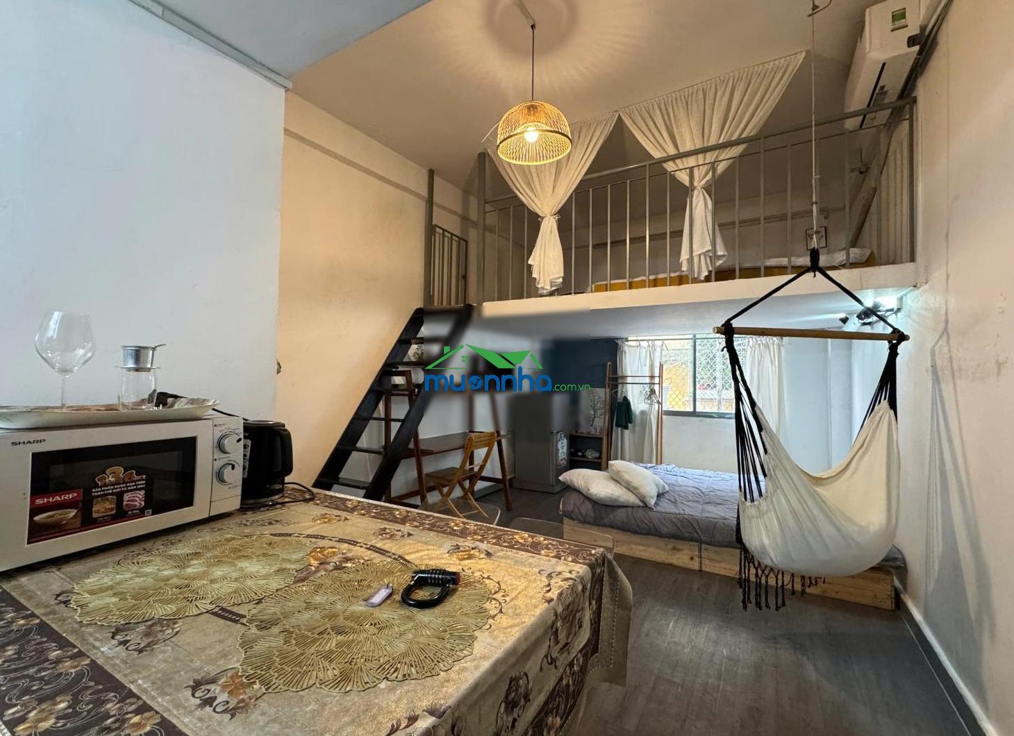 Cho thuê chung cư 1 gác 1 giường, thiết kế như homestay, điện nước nhà nước, thang máy ngay q1