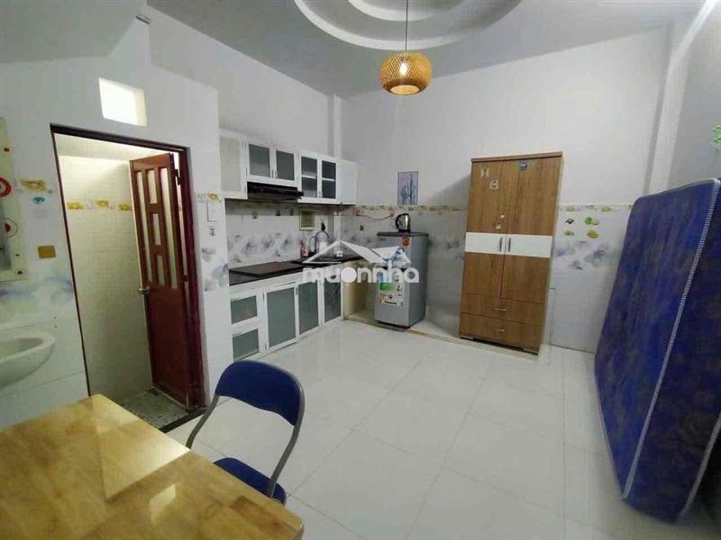 Phòng tầng trệt máy lạnh ,gần phan xích long ,sân bay