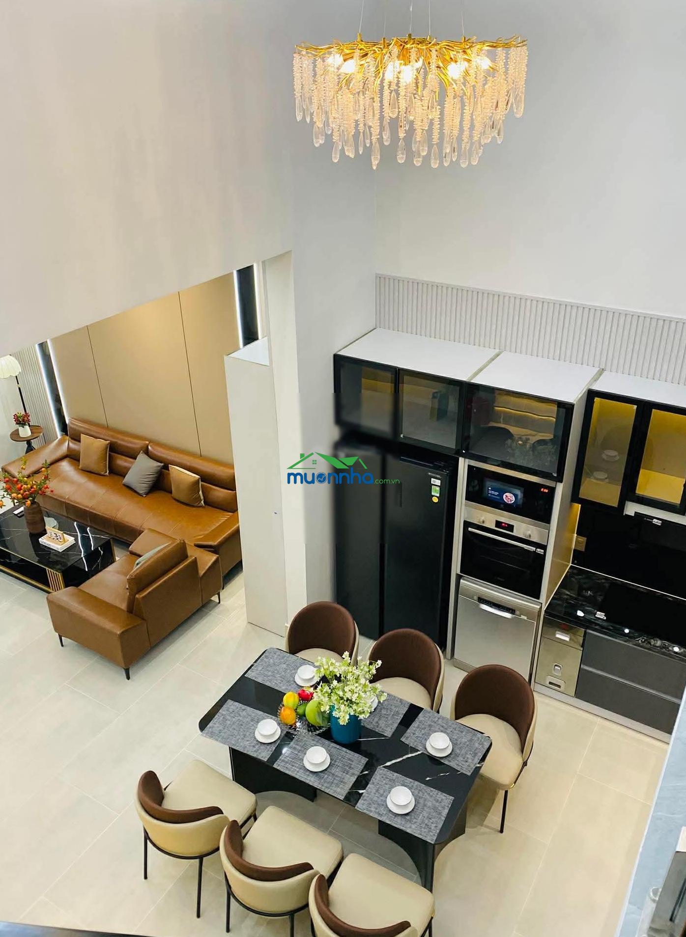 Nhà sân vườn trệt lửng ở ngay. hẻm xe hơi.
