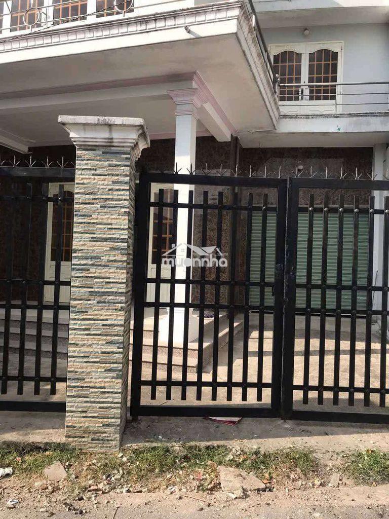 Nhà lầu gần chợ đông hòa 