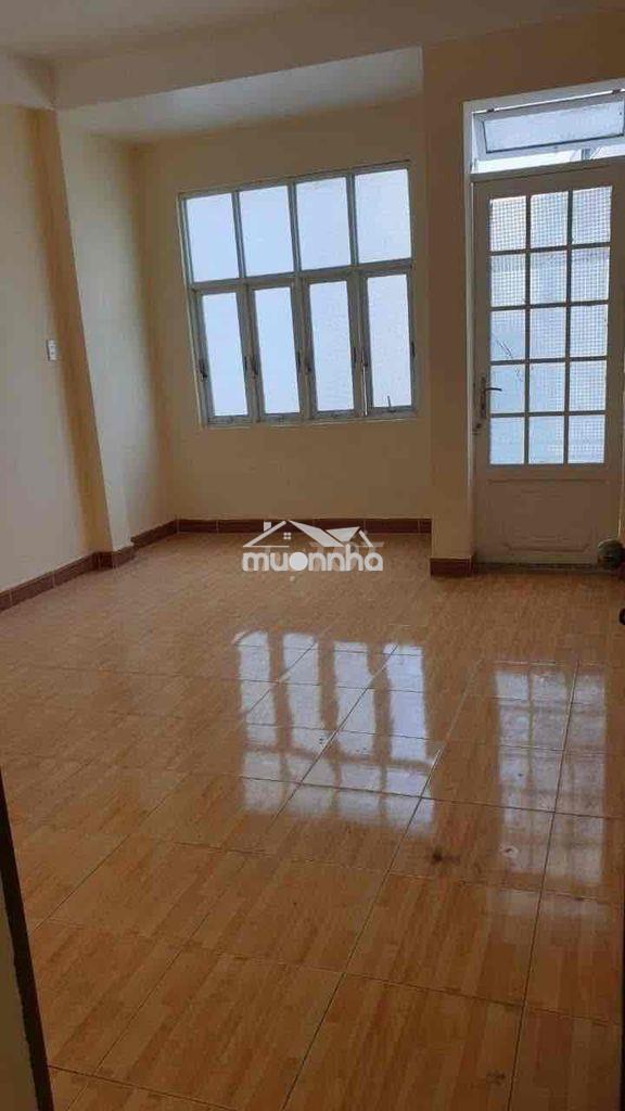 Phòng 30m2 có giường nệm, kệ, tủ nhỏ - 3
