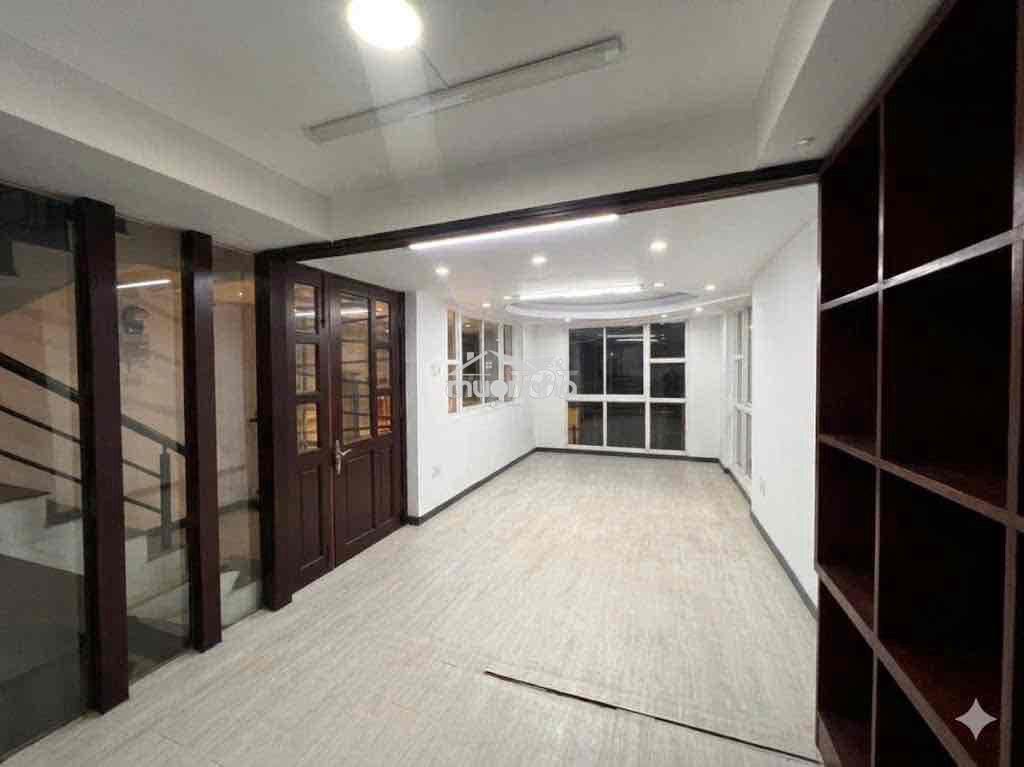 Cho thuê mặt bằng sàn lửng - ngay quận 1 mặt tiền 3 mặt - rộng 30m2 - 2