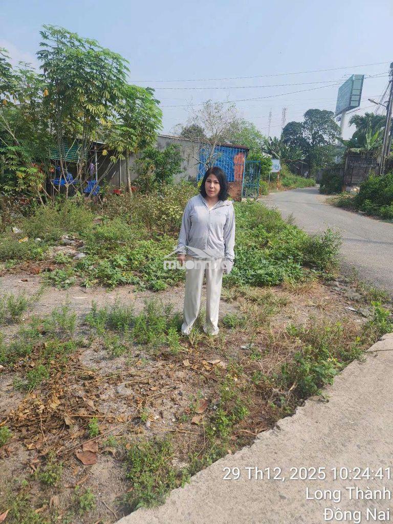 Cổng trước sân bây long thành 