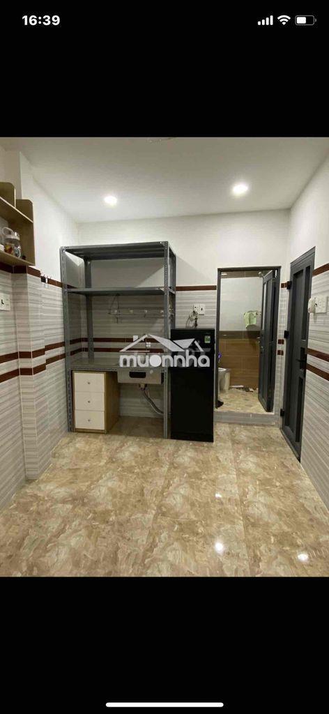 Phòng trọ có cửa sổ đối diện đầm sen