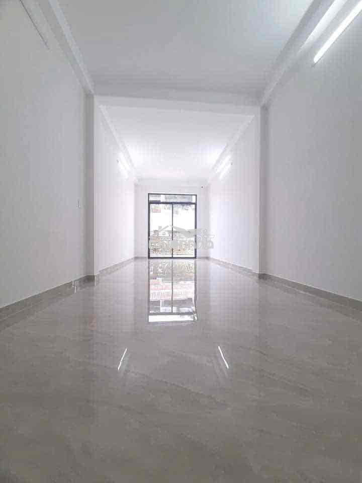 Nhà mặt tiền có thang máy giá tốt