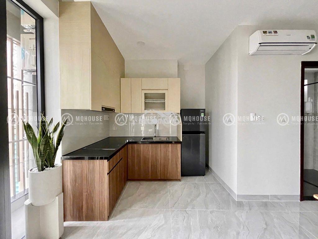 Studio ban công, nội thất tone gỗ sau lưng etown cộng hoà - 2