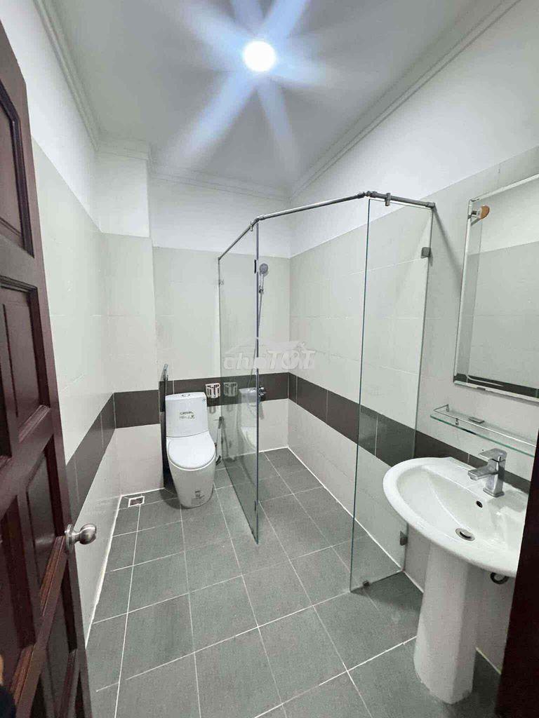 ➢Nhà đẹp thành thái q10 ➢ dt: 4,2x18 trệt , 3 lầu, 5 phòng , 6wc ➢ gi - 3
