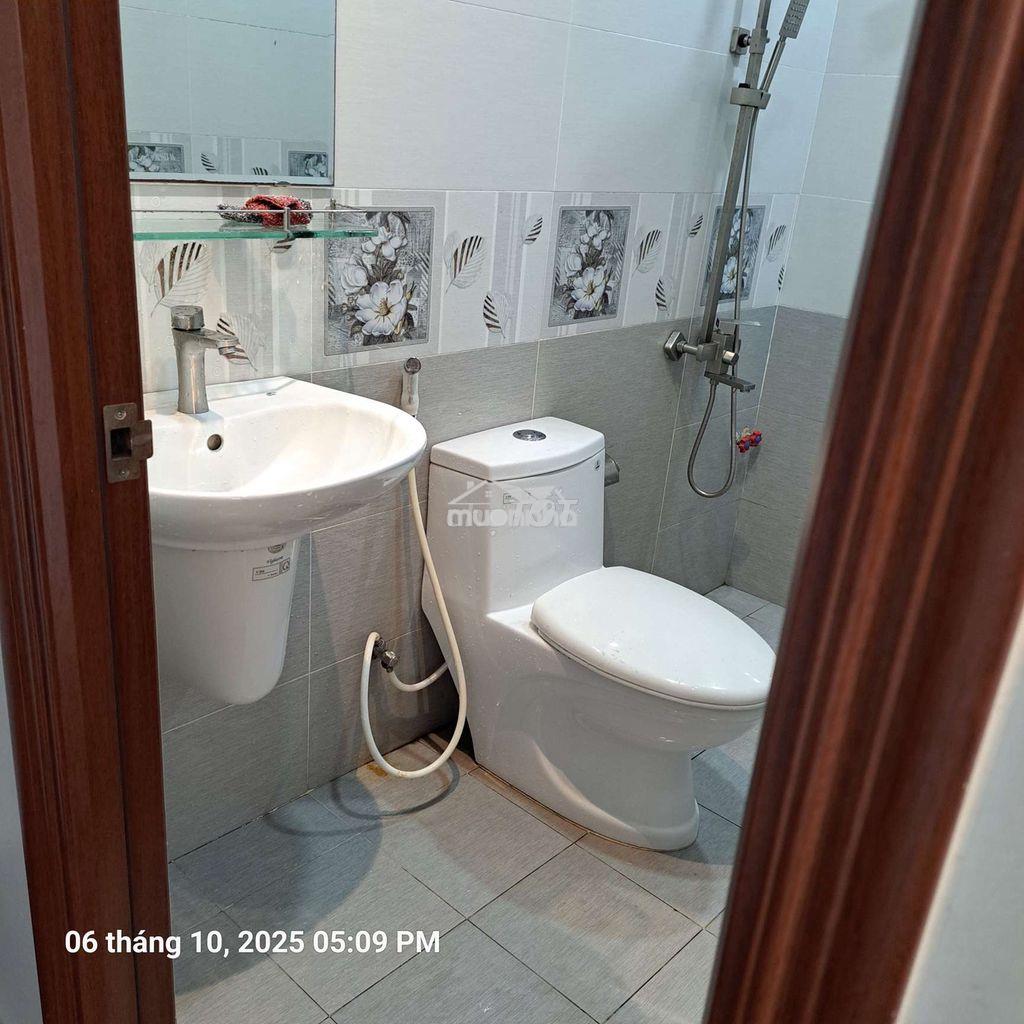 Cho thuê phòng ban công, máy lạnh, mặt tiền hà huy giáp giá 2,7 triệu  - 3