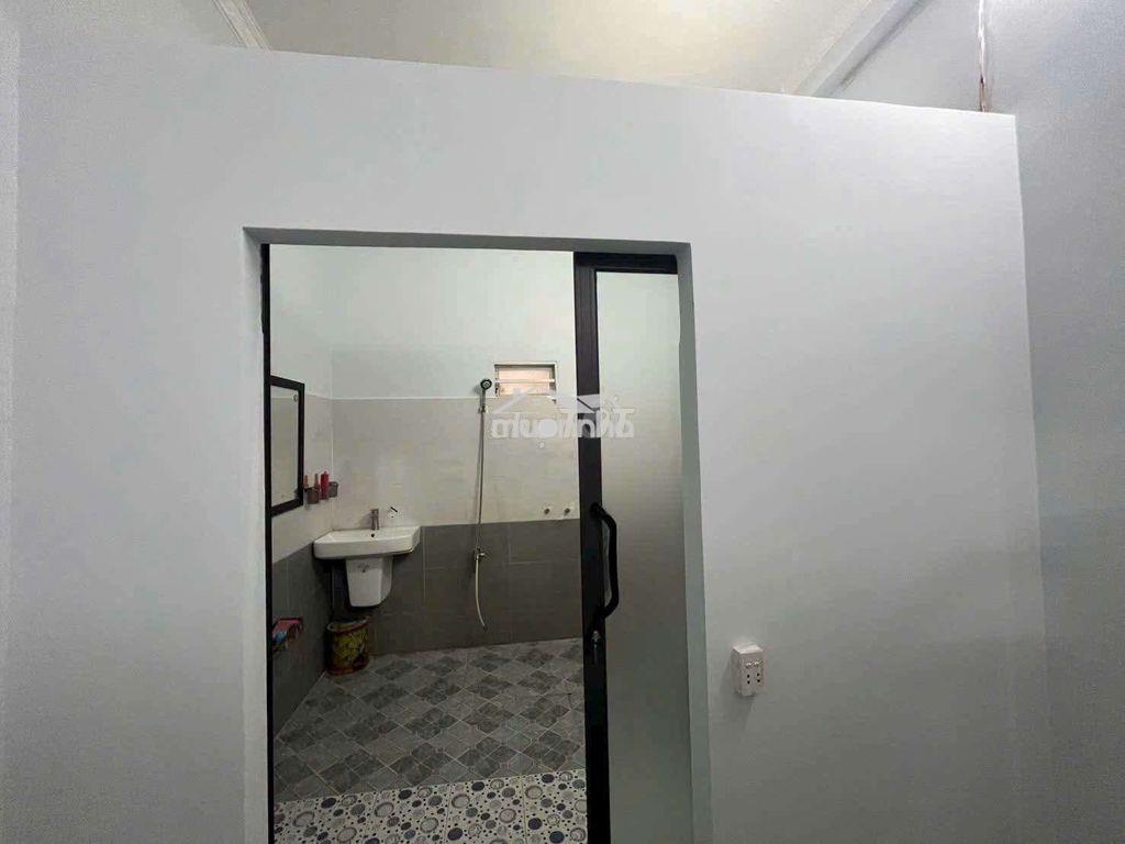 Nhà lầu sân vườn gần chợ xóm nghèo - 4