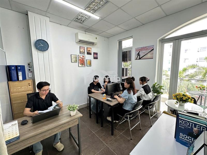 Văn phòng có ban công thông thoáng sẵn 05 bàn ghế chỉ 4,5 triệu