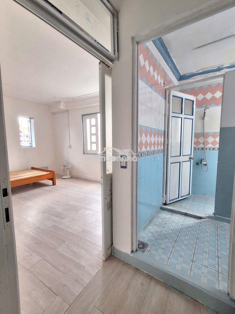 PHÒNG 3 CỬA SỔ THOÁNG, TÁCH BẾP NGAY VÒNG XOAY LÊ ĐẠI HÀNH, QUẬN 11