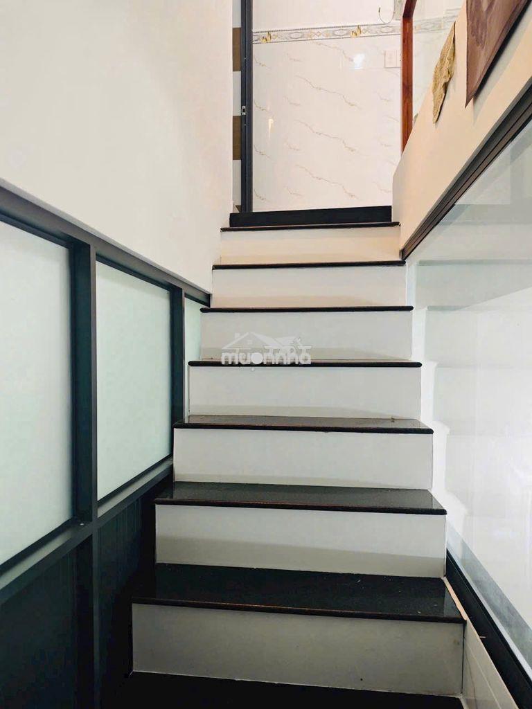 Nhà 3 tầng mới đẹp, 4m x 10m, 3pn, 2wc, hẻm 2.5m bình tiên
