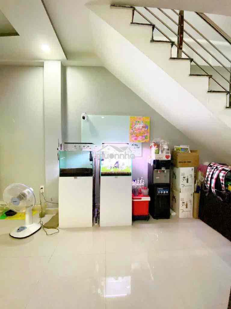 Rộng là được: 5mx10m,cách 1 căn ra mặt tiền thông nguyễn tri phươngq10 - 3