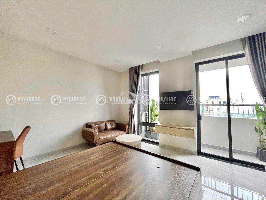 Studio ban công, nội thất tone gỗ sau lưng etown cộng hoà - 3