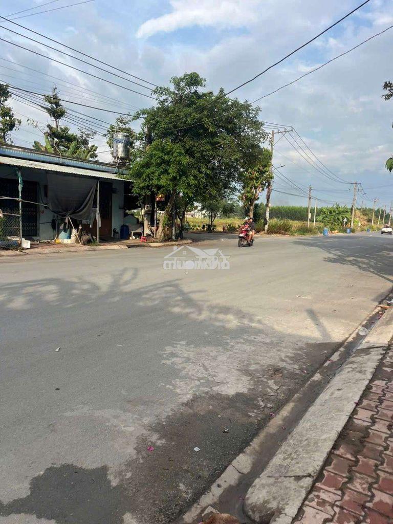 Bán nhà 246m2 có 60m2 thổ cư mặt tiền tân phưoc khánh 32 có sân to - 4