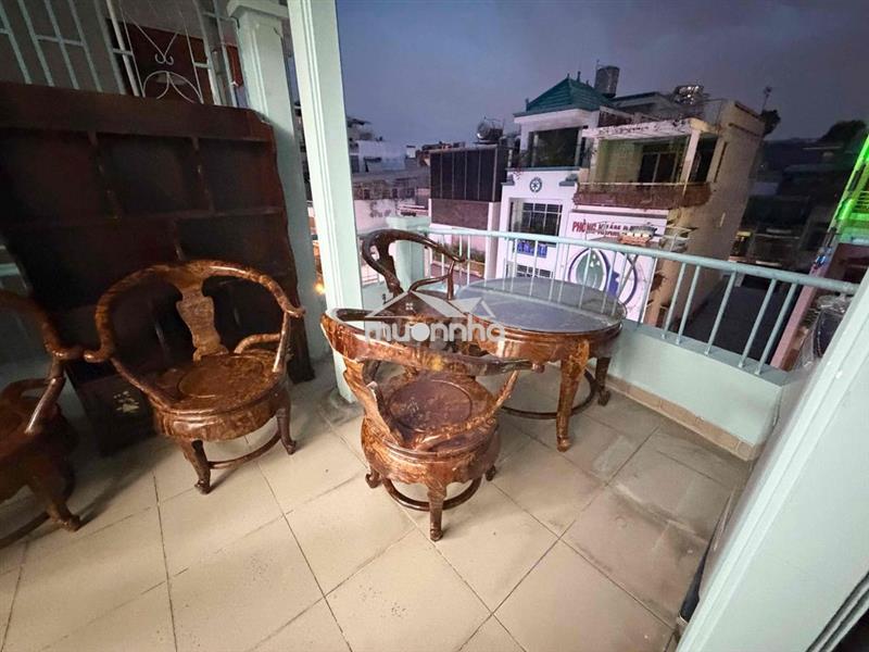 Ban công tách bếp ngay đh sg