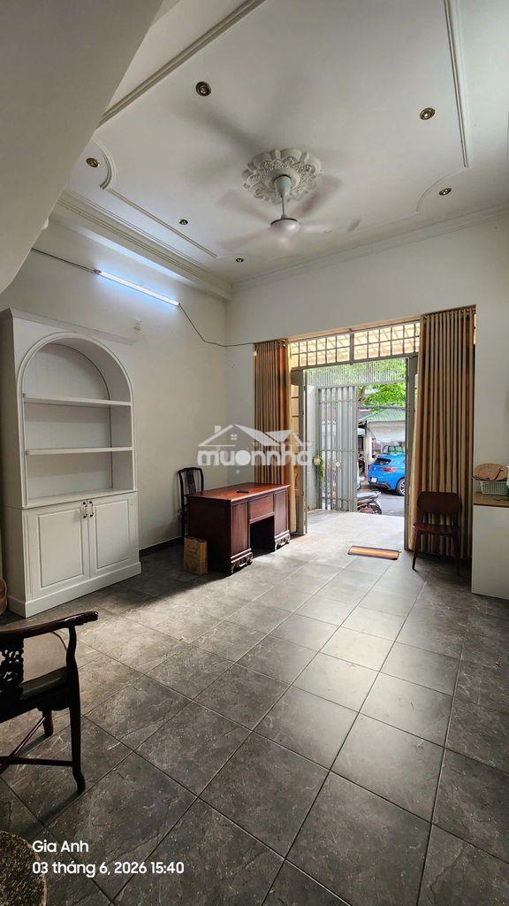 Cho thuê mặt bằng 40m2 nguyễn hữu cảnh - có sẵn bàn ghế vp - đậu ô tô - 4