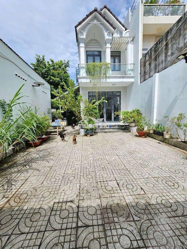 Nhà phố sân vườn đẹp gần chợ xóm vắng và vincom550 tp. dĩ an