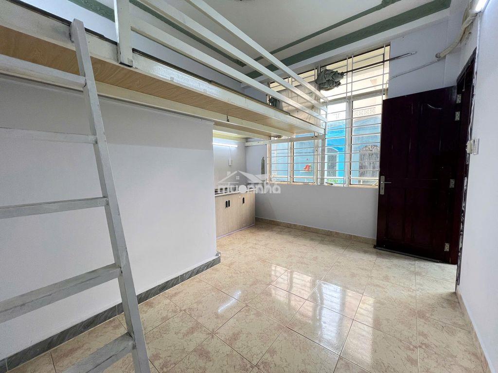 Phòng gác cửa sổ ban công mới sẵn máy lạnh - 3