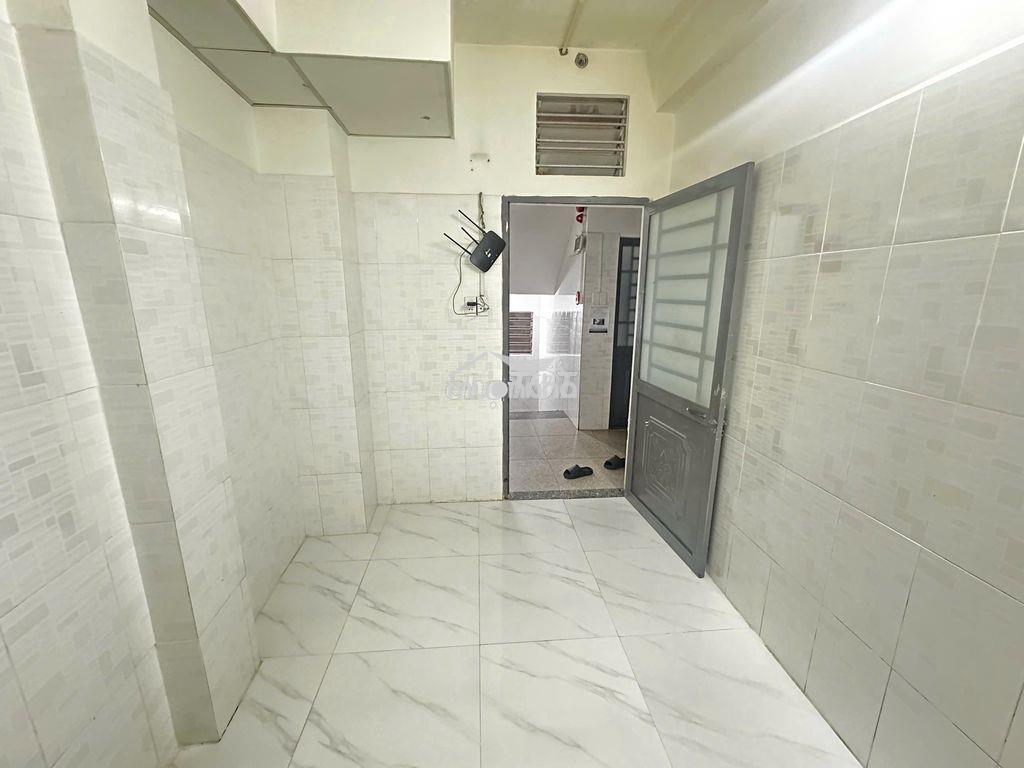 Phòng nhỏ 1 người, sẵn máy lạnh, wc riêng cách bưu chính 3p di chuyển - 3