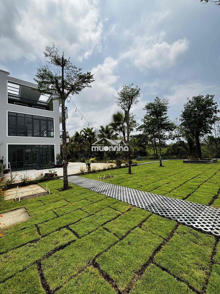Mặt bằng sân vườn rộng, đẹp, vừa xây mới