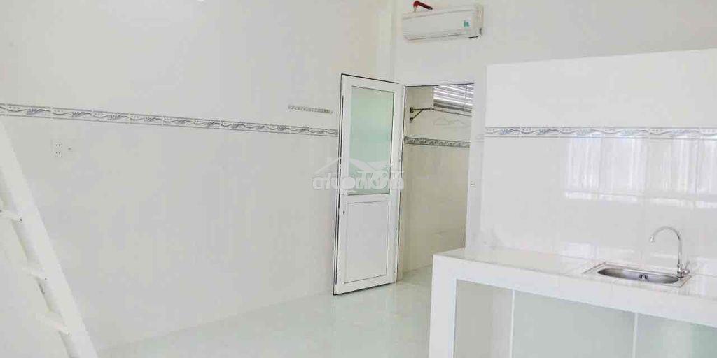 Phòng mặt tiền đường lê văn lương - 2
