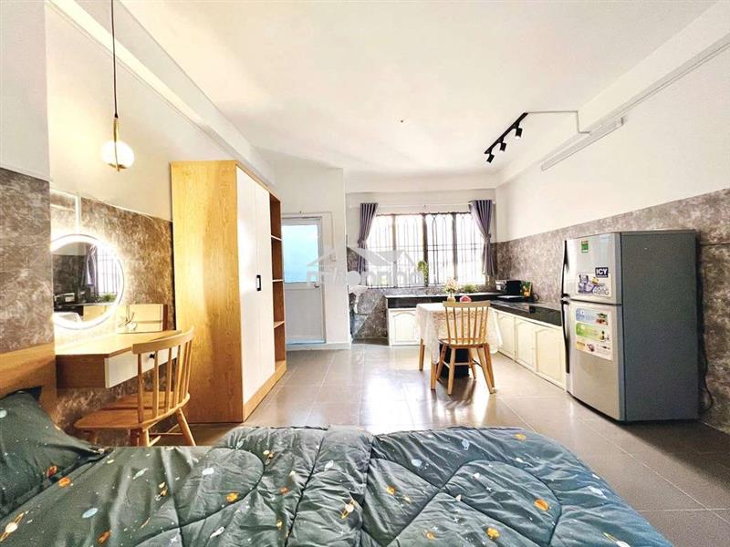 Studio bếp chữ l rộng, cửa sổ lớn, ngay khu cộng hòa