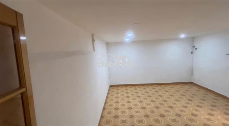 Cho thuê phòng 30m2, mặt tiền nguyễn tất thành quận 4
