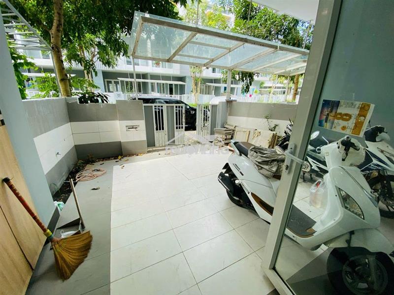 Mega village 75m2 sân vườn nhỏ,có nội thất cao cấp, hồ cá koi, sổ hồng