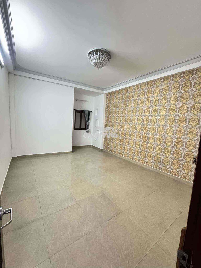 ➢Nhà đẹp thành thái  q10 ➢ dt: 4,2x18 trệt , 3 lầu, 5 phòng , 6wc ➢ gi