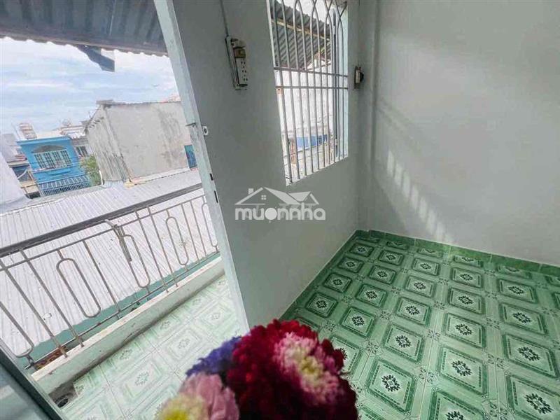 Phòng ban công cửa sổ ngay đặng thuỳ trâm cạnh emart