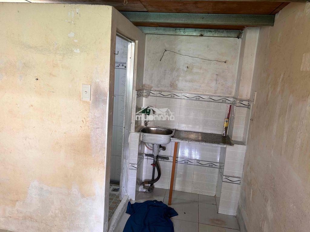 Phòng trọ cho công nhân thuê, giờ giấc tự do, wc, bếp, gác,gần chợ bà - 4
