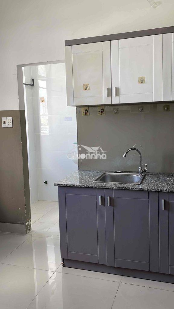 Cho thuê căn hộ 1 phòng ngủ riêng (không có gác) mặt tiền đường phú ch