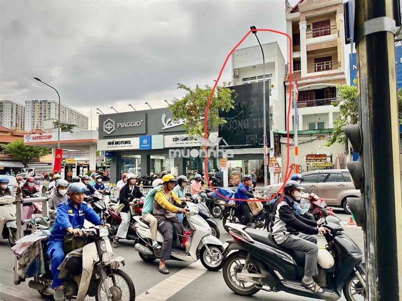 Mặt bằng siêu đẹp,ngã 3 đèn đỏ, sát nhìu ông lớn katinat, sacom,hasa..