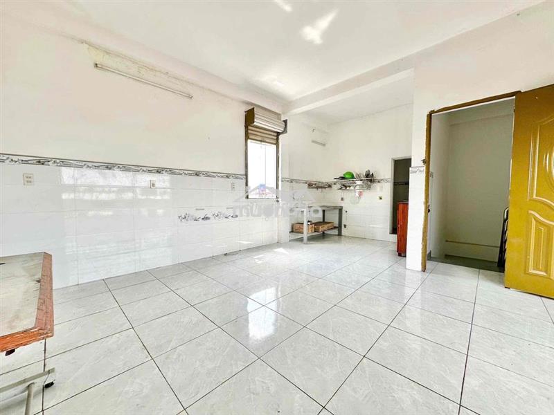 Studio nguyên ban công sân vườn thoáng mát trống sẵn ở liền an ninh