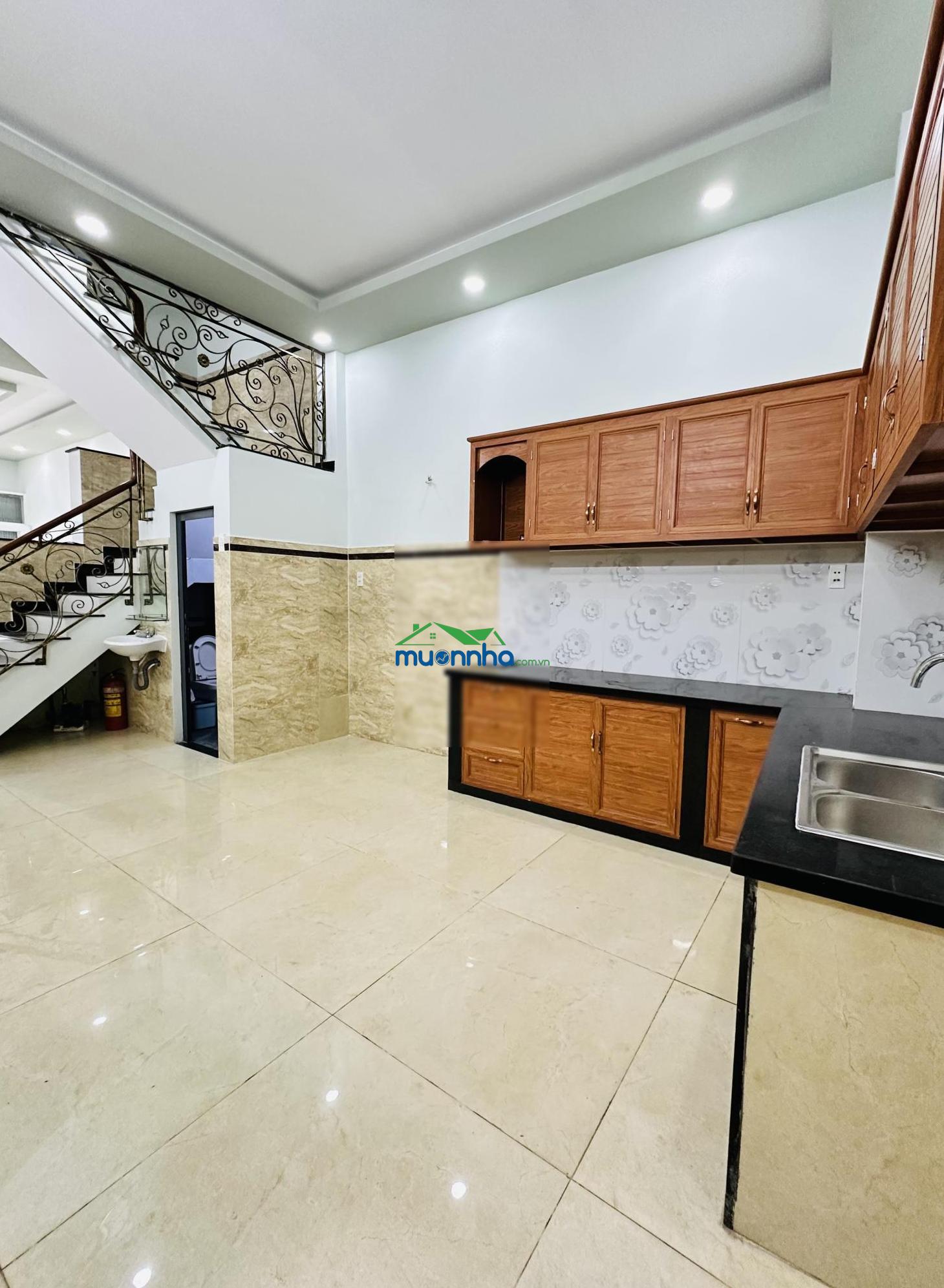 Đường xe hơi, nhà 4 tầng sân thượng, dt: 4x16m - đầm sen - 4