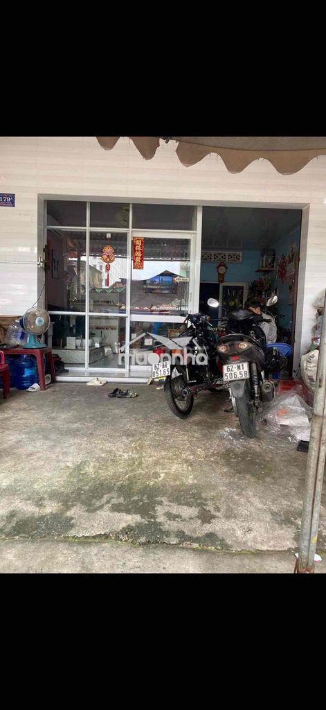 Bán nhà ngay mặt tiền chợ đức hoà