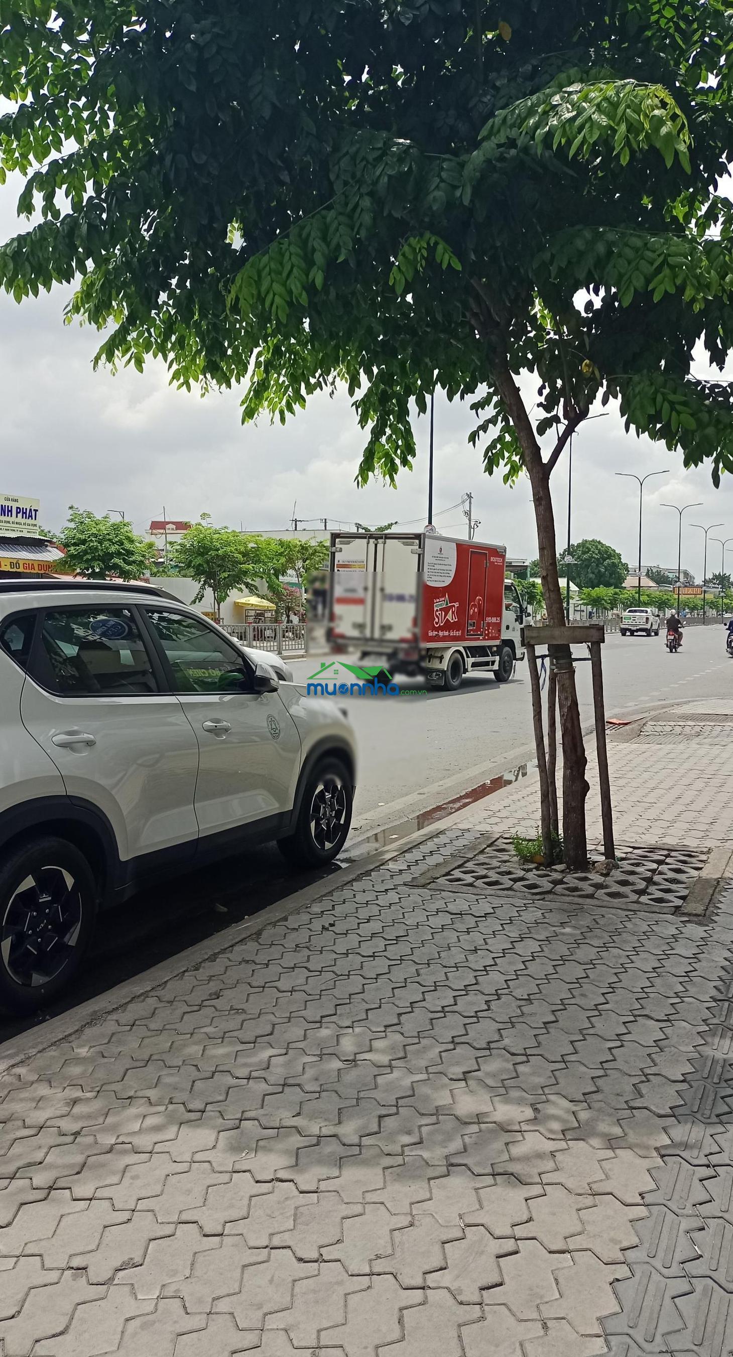 Gần siêu thị emart, nhà 3 tầng dương quảng hàm. nhỉnh 5 tỷ