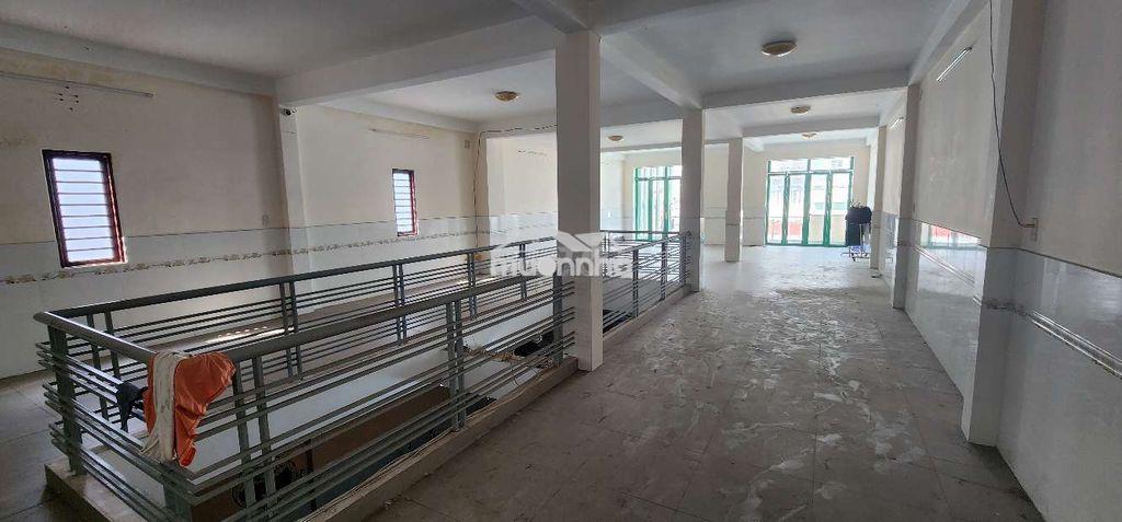 Cho thuê mặt bằng tầng 1, dt 8m x 30m. bãi xe rộng rãi - 2