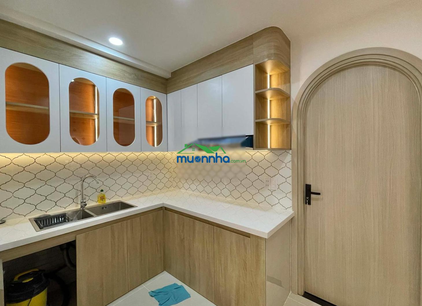 Nhà ngộp - hẻm xe hơi thông - ngay cạnh mặt tiền