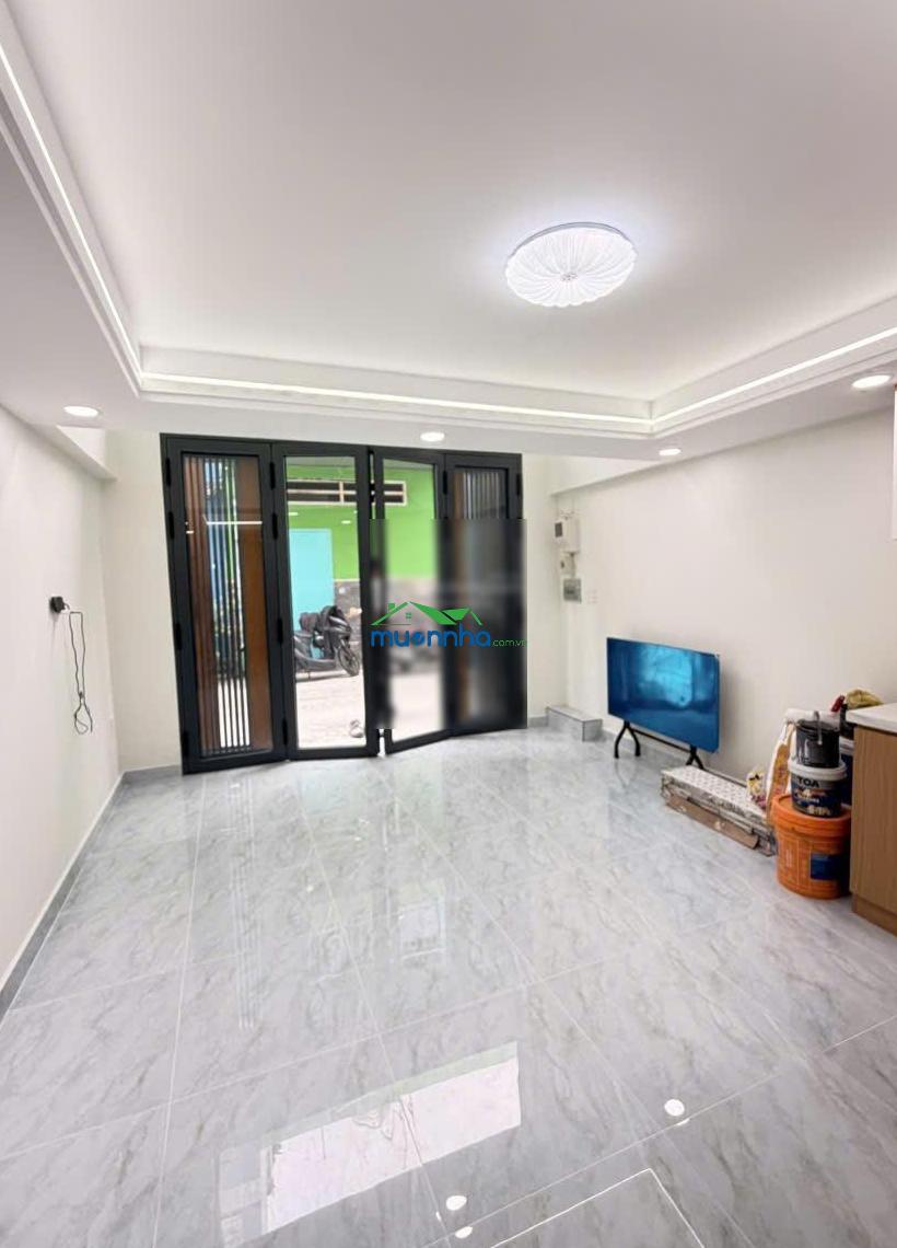 Ô tô đậu cửa lạc long quân, quận 11, gần công viên đầm sen
